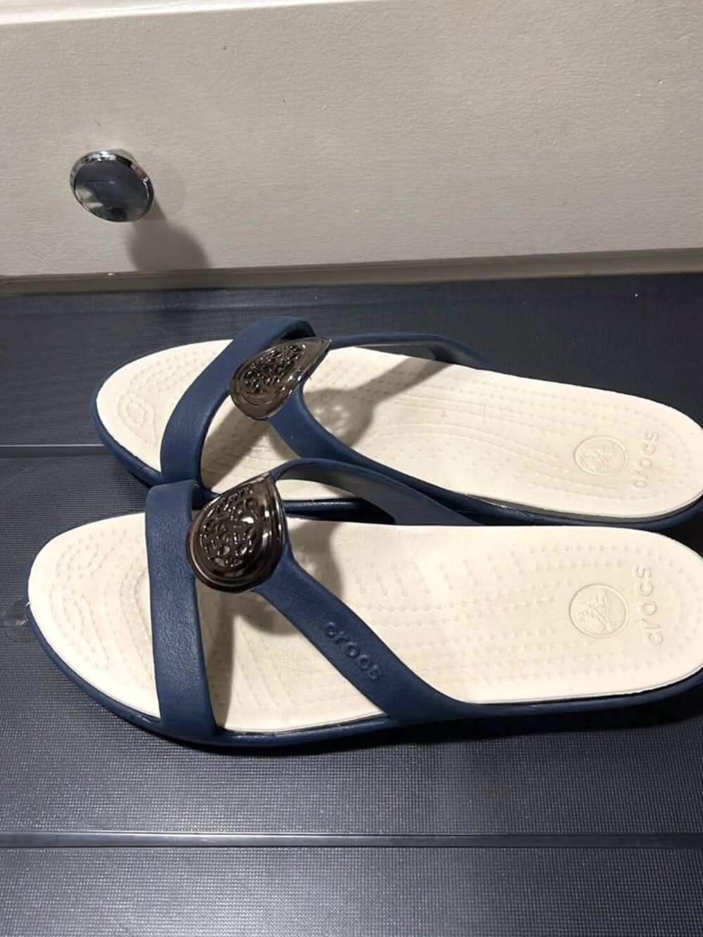 Crocs Sanrah Circle Slide Sandals • Navy/Cream • Women’s Size 9